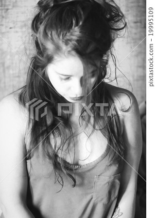 Portrait of a young woman 19995109