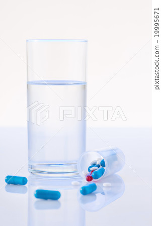 Glassful of water and bunch with pills Glassful of water and bunch with pills 19995671