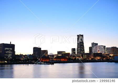 Evening scenery / night view of Yokohama Minato Mirai Evening scenery / night view of Yokohama Minato Mirai 19998146