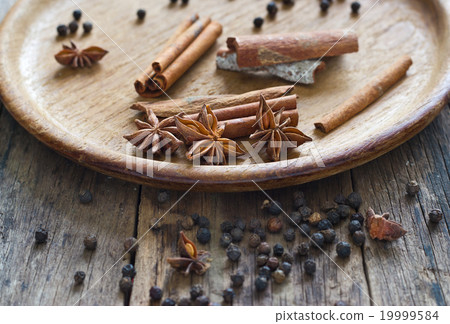 Cinnamon, anise and piper nigrum on wood plate Cinnamon, anise and piper nigrum on wood plate 19999584