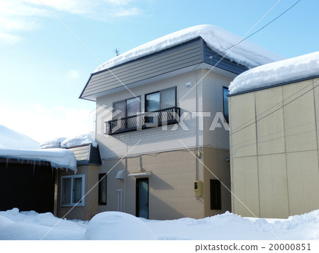 冬天晴朗的天氣在雪國 20000851