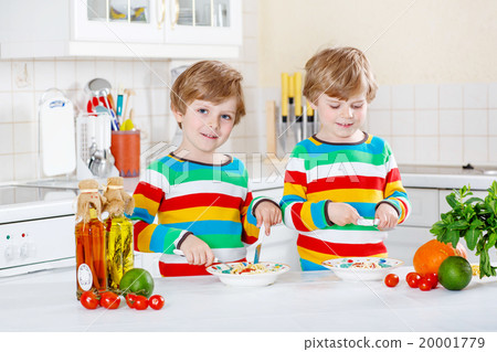 Two little kid boys eating spaghetti in domestic Two little kid boys eating spaghetti in domestic 20001779