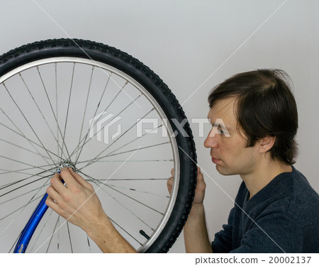 Bicycle wheel repearing Bicycle wheel repearing 20002137