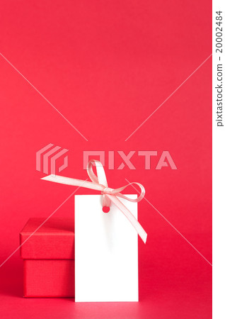 Gift box with empty tag with ribbon 20002484