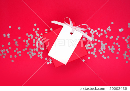 Gift box and empty tag with ribbon on the red 20002486