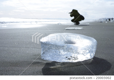 Seaside in the severe winter 20003002