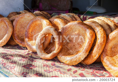 Traditional uzbek flatbread with sesame seeds 20003724