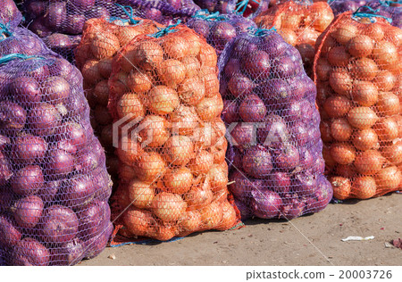 Fresh organic onions to sale at the farmers market 20003726