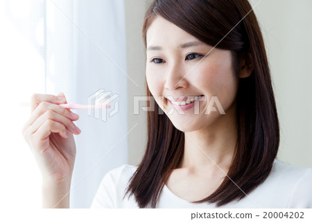 Women who brush your teeth Dental care 20004202