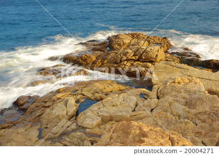 rocky sea coast and blurred water in shek o 20004271