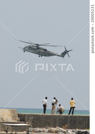 美國軍用直升機在電視攝像機前飛低空 美國軍用直升機在電視攝像機前飛低空 20005231