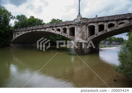 Bridge over the Isar River in Munich 20005424