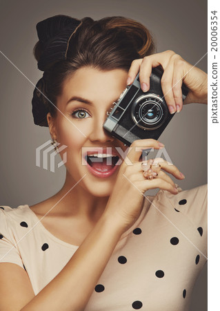 Girl with retro camera 20006354