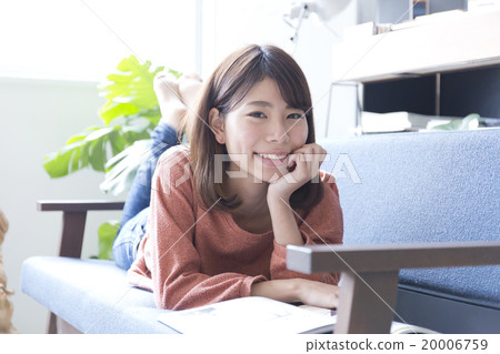 女雜誌睡著了 20006759