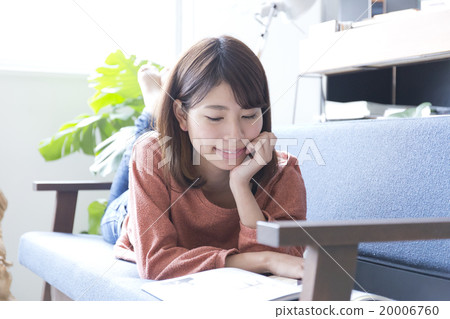 女雜誌睡著了 20006760