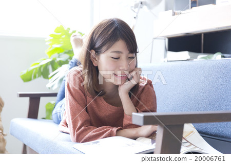 Female magazine falls asleep 20006761