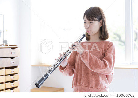 Female oboe performance 20006762