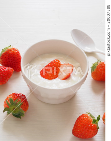 Yogurt and strawberries 20007589