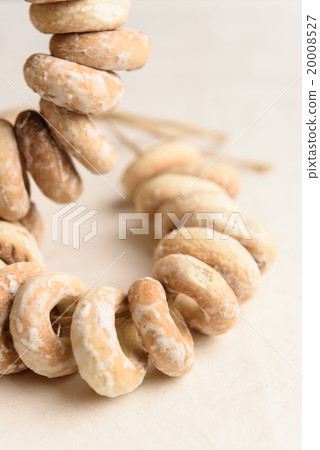 round drying on a white table 20008527
