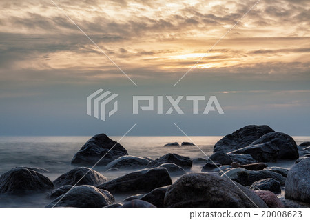 Foundlings on shore 20008623