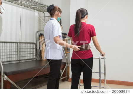 therapist helping patient to walk using crutches  20008924