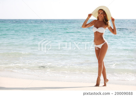 Woman on the beach 20009088