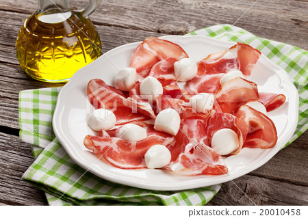 Prosciutto and mozzarella 20010458