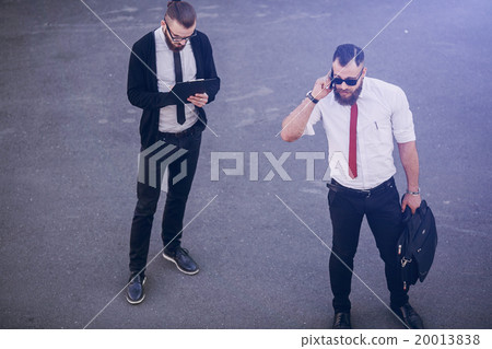 business man outside 20013838