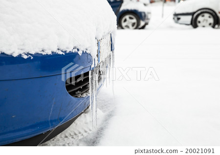 Icicles hanging on the car bumper with snow 20021091