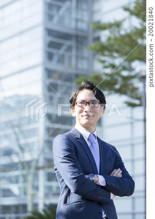 與橫渡的胳膊的商人 與橫渡的胳膊的商人 20021840