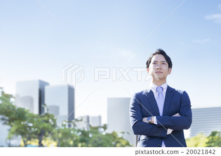 與橫渡的胳膊的商人 20021842