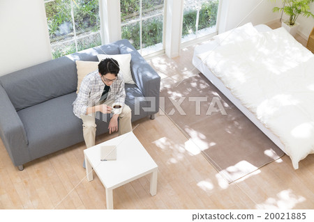 二十多歲的男人坐在沙發上 20021885