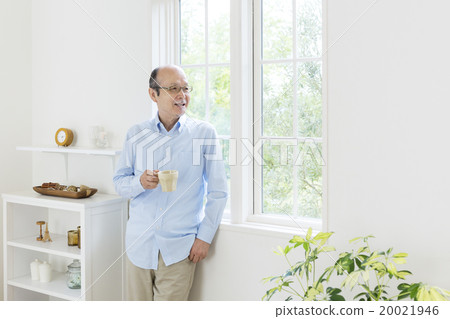 有咖啡杯的老人 有咖啡杯的老人 20021946