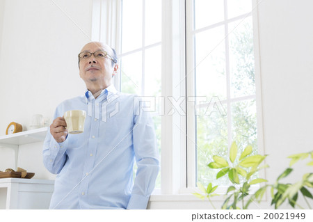 有咖啡杯的老人 20021949