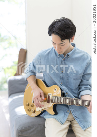 男性在她20多歲時彈電吉他 20021951