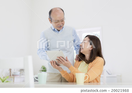 高級夫婦與平板電腦 20021988