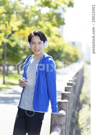 Men in their 20s who used headphones 20022001