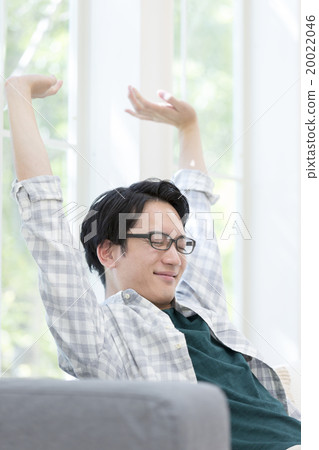 Men in their twenties who stretch out 20022046