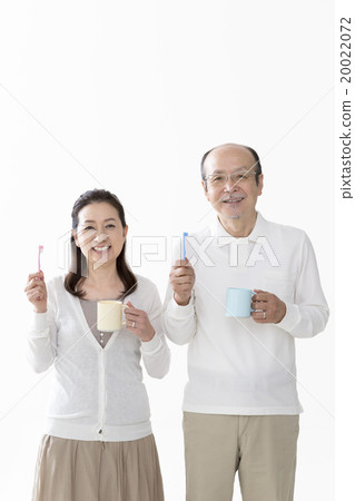 資深加上牙刷和杯子 資深加上牙刷和杯子 20022072