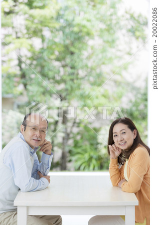 朝向對錶的資深夫婦 朝向對錶的資深夫婦 20022086