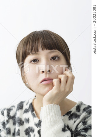 女性肖像用臉頰猛擊 20023093