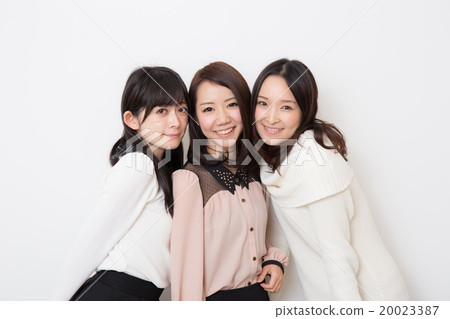 Women in their twenties 20023387