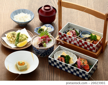 餐廳的兩排盒午餐 餐廳的兩排盒午餐 20023901