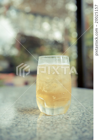 Frosty glass of light beer 20025157