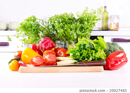 fresh vegetables in the kitchen 20027485