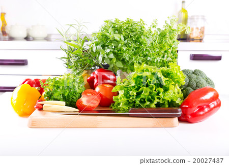 fresh vegetables in the kitchen 20027487