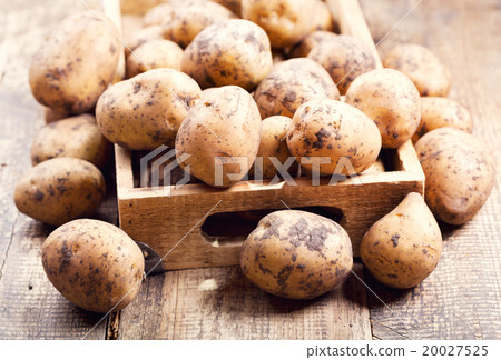 raw potatoes in a box 20027525