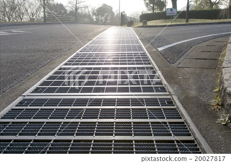 Road drainage gratings that gleam, reflecting sunlight. Road drainage gratings that gleam, reflecting sunlight. 20027817