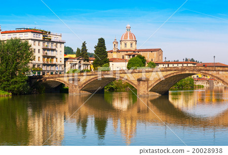 Florence, bridge through the river Arno 20028938