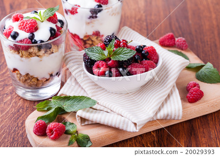 圖庫照片: yogurt with muesli and berries